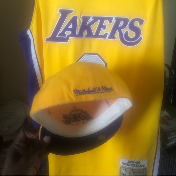 KOBE BRYANT LEGENDARY ICON 1999-2000 ROOKIE JERSEY #8 & SHOES #8 & FITTED - Picture 9 of 12